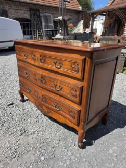 Commode galbée style Louis XV en merisier