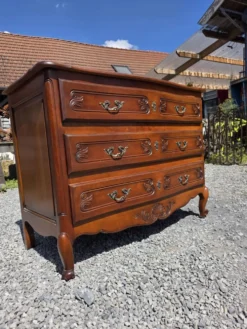 Commode galbée style Louis XV en merisier