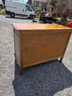 Commode galbée style Louis XV en merisier