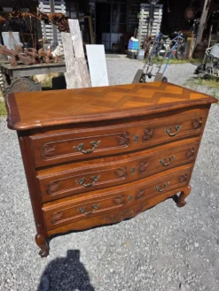 Commode galbée style Louis XV en merisier
