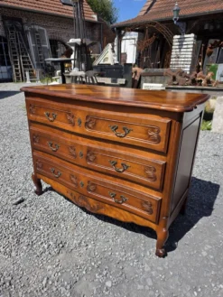 Commode galbée style Louis XV en merisier
