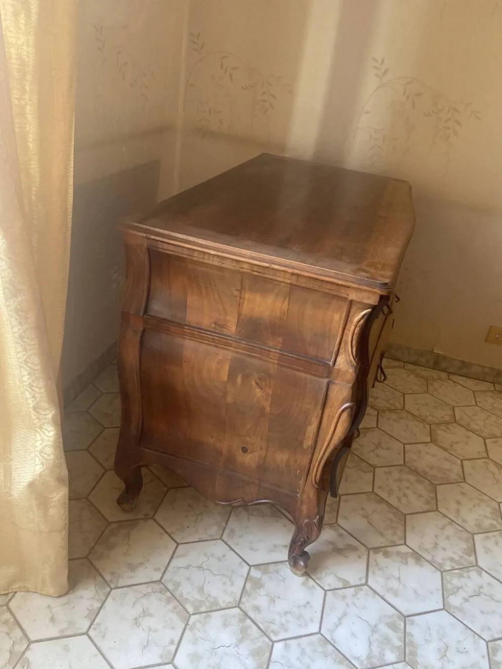 Commode galbée à trois tiroirs de style Louis XV en bois clair