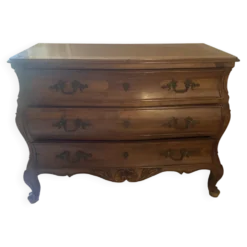Commode galbée à trois tiroirs de style Louis XV en bois clair