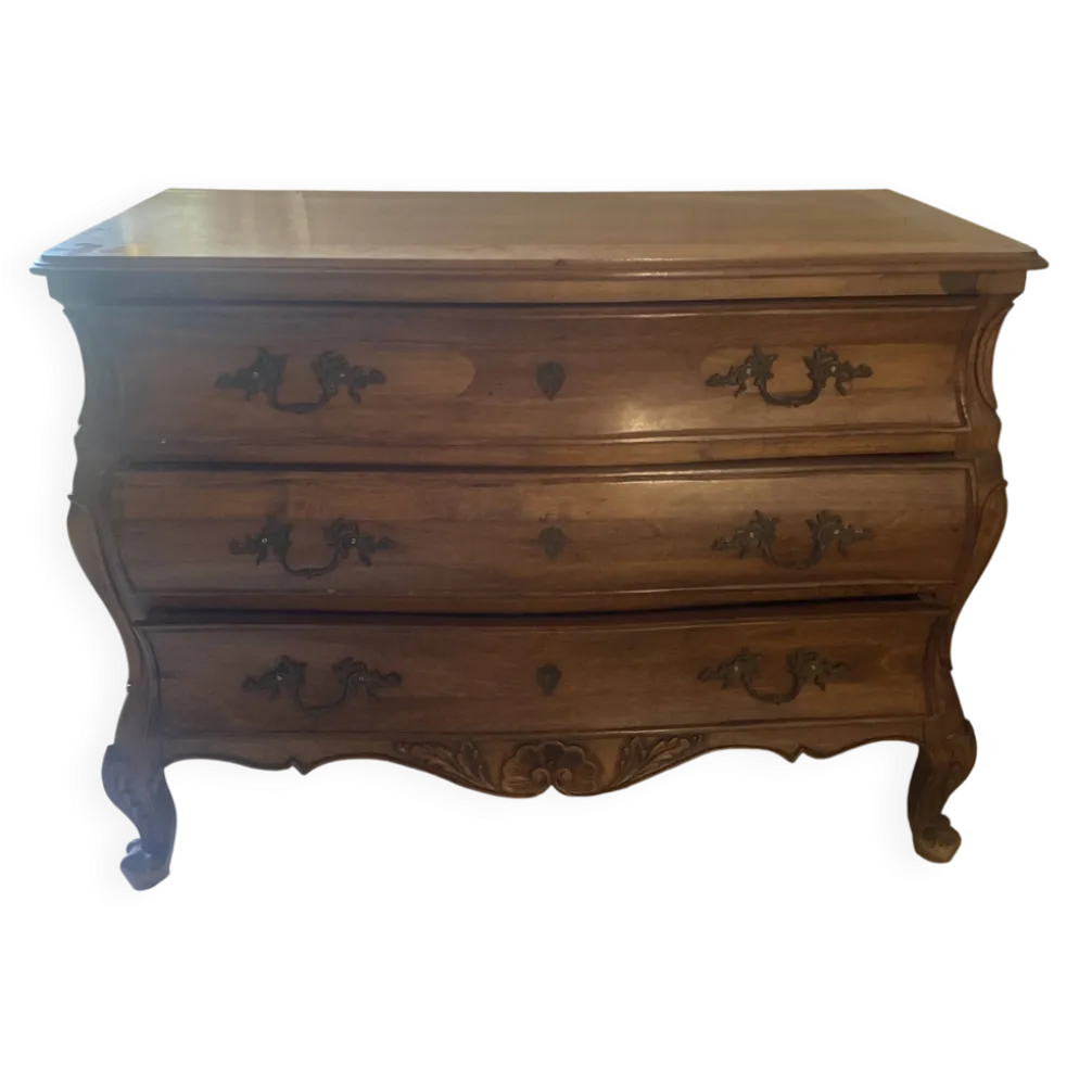 Commode galbée à trois tiroirs de style Louis XV en bois clair