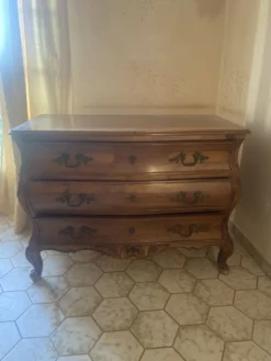 Commode galbée à trois tiroirs de style Louis XV en bois clair