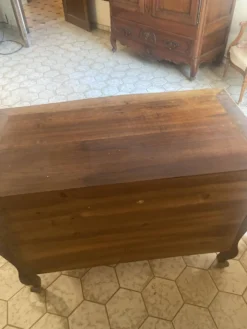 Commode galbée à trois tiroirs de style Louis XV en bois clair