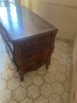 Commode galbée à trois tiroirs de style Louis XV en bois clair
