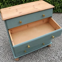 Commode haute en pin rénovée – 5 tiroirs – vert sauge, bois naturel