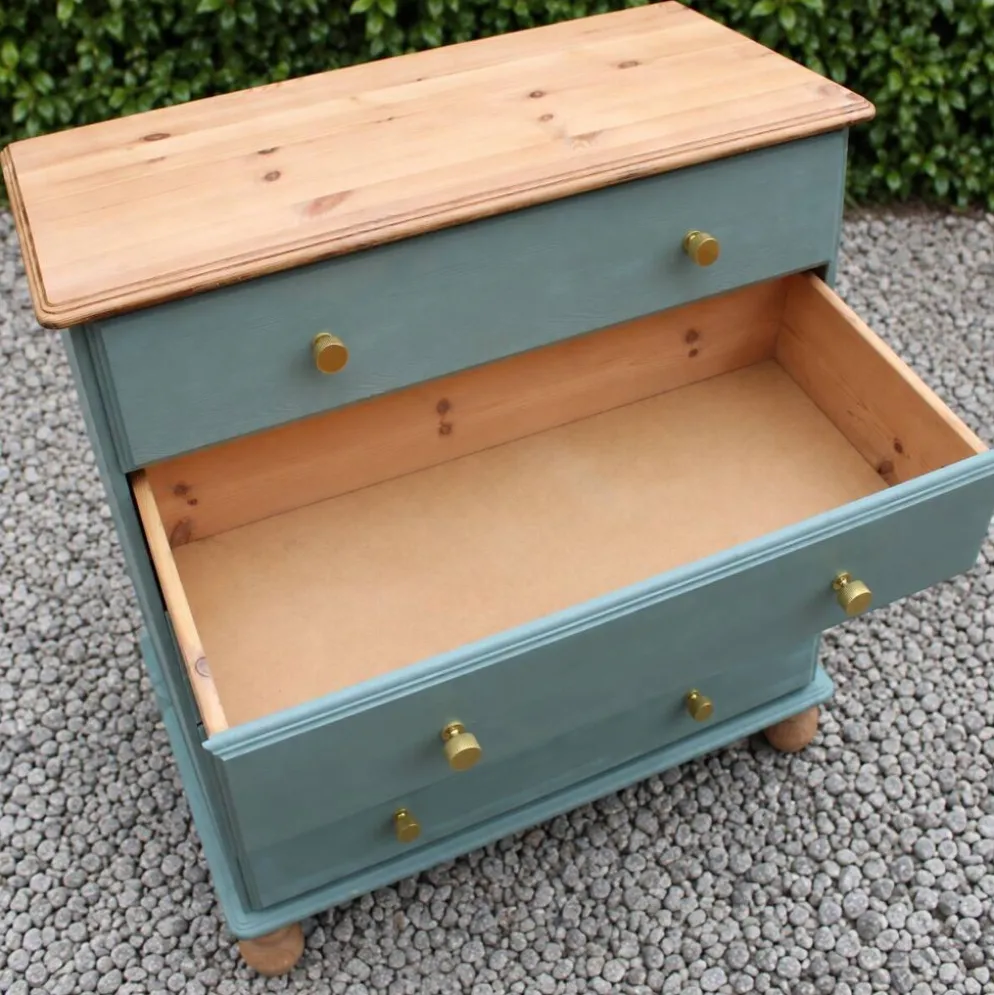 Commode haute en pin rénovée – 5 tiroirs – vert sauge, bois naturel