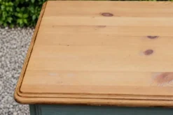 Commode haute en pin rénovée – 5 tiroirs – vert sauge, bois naturel