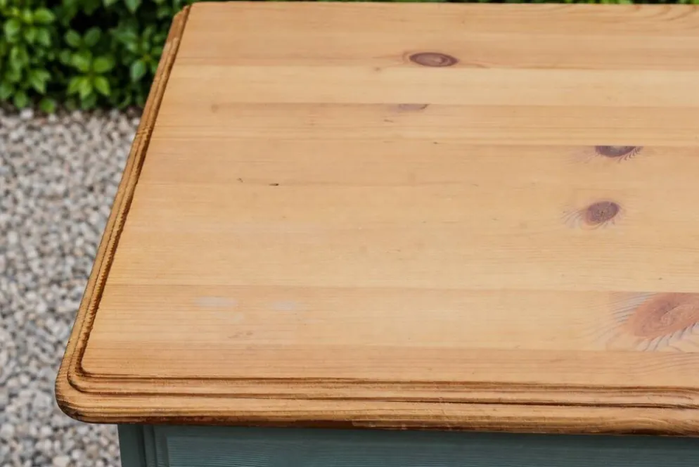 Commode haute en pin rénovée – 5 tiroirs – vert sauge, bois naturel