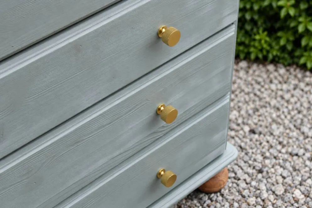 Commode haute en pin rénovée – 5 tiroirs – vert sauge, bois naturel
