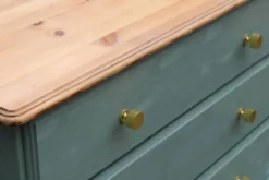 Commode haute en pin rénovée – 5 tiroirs – vert sauge, bois naturel
