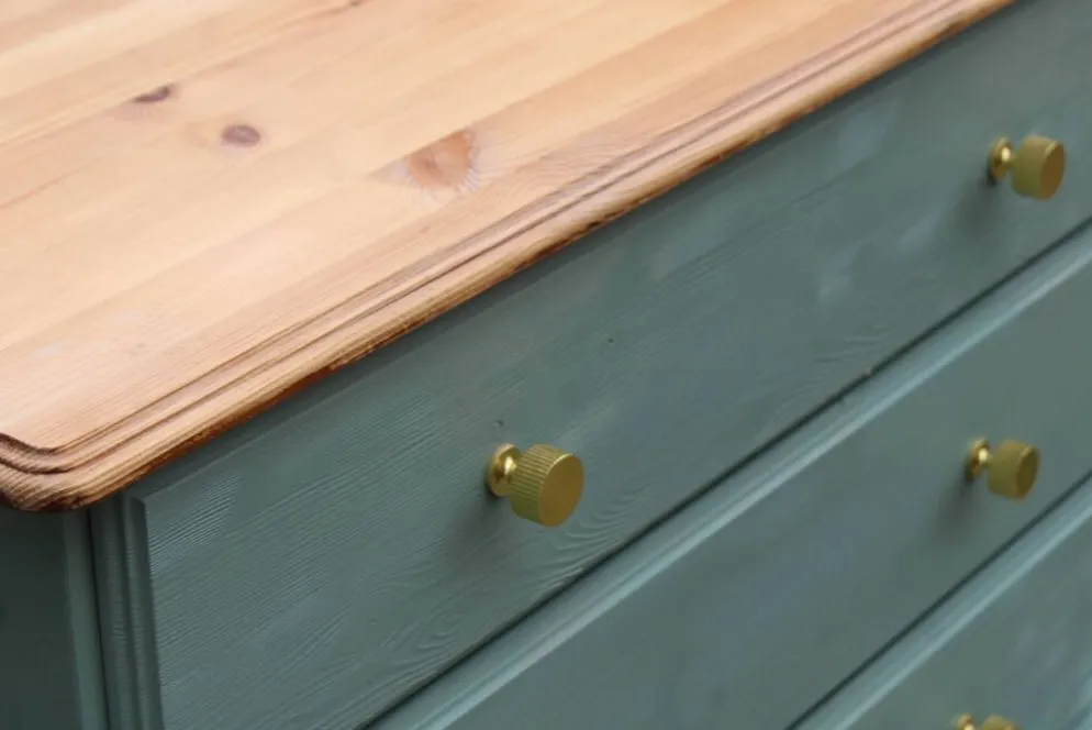 Commode haute en pin rénovée – 5 tiroirs – vert sauge, bois naturel