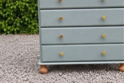 Commode haute en pin rénovée – 5 tiroirs – vert sauge, bois naturel