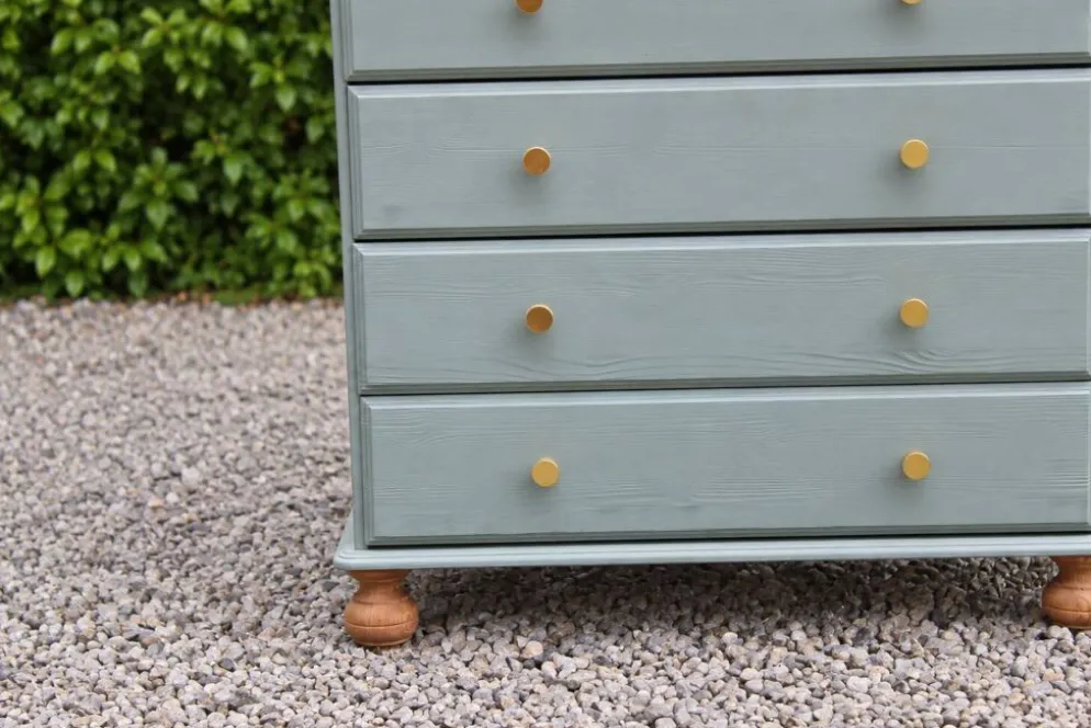 Commode haute en pin rénovée – 5 tiroirs – vert sauge, bois naturel