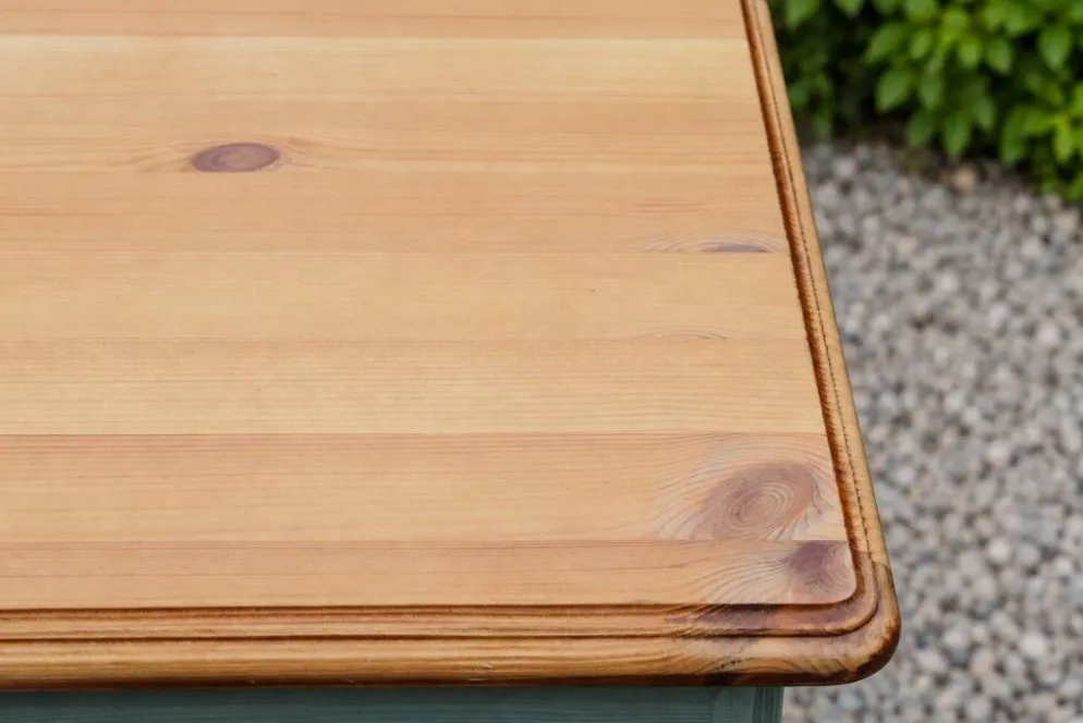 Commode haute en pin rénovée – 5 tiroirs – vert sauge, bois naturel