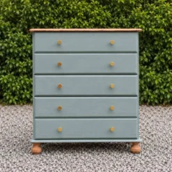 Commode haute en pin rénovée – 5 tiroirs – vert sauge, bois naturel
