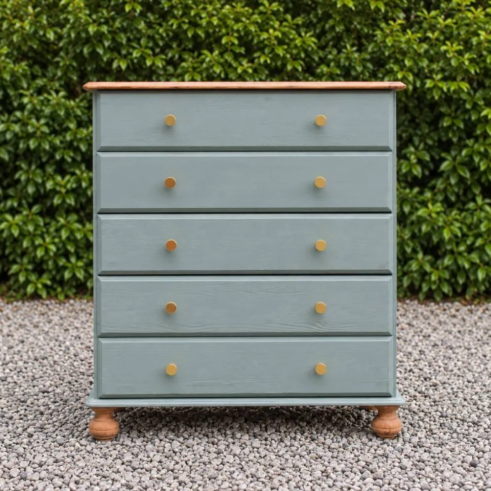 Commode haute en pin rénovée – 5 tiroirs – vert sauge, bois naturel