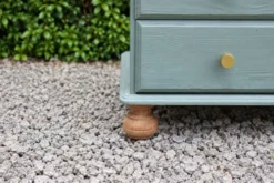 Commode haute en pin rénovée – 5 tiroirs – vert sauge, bois naturel