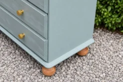 Commode haute en pin rénovée – 5 tiroirs – vert sauge, bois naturel