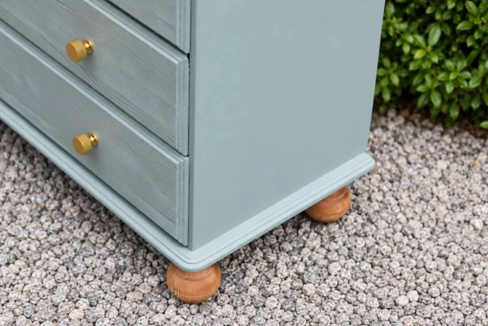 Commode haute en pin rénovée – 5 tiroirs – vert sauge, bois naturel