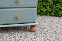 Commode haute en pin rénovée – 5 tiroirs – vert sauge, bois naturel