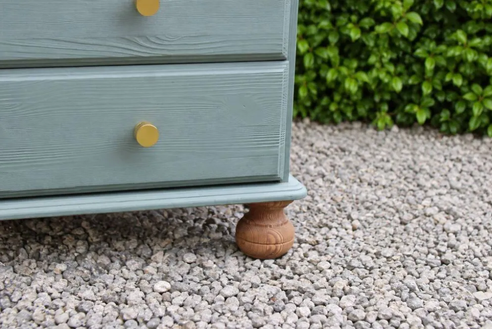 Commode haute en pin rénovée – 5 tiroirs – vert sauge, bois naturel