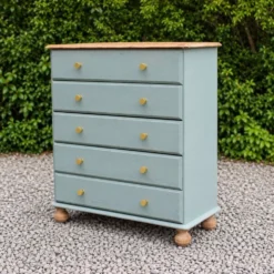 Commode haute en pin rénovée – 5 tiroirs – vert sauge, bois naturel