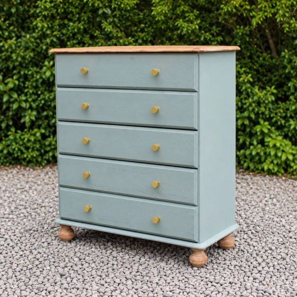 Commode haute en pin rénovée – 5 tiroirs – vert sauge, bois naturel