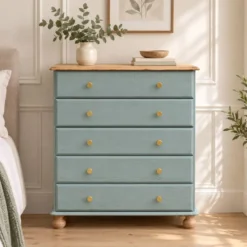 Commode haute en pin rénovée – 5 tiroirs – vert sauge, bois naturel