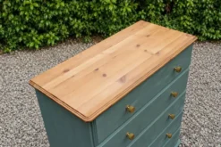 Commode haute en pin rénovée – 5 tiroirs – vert sauge, bois naturel