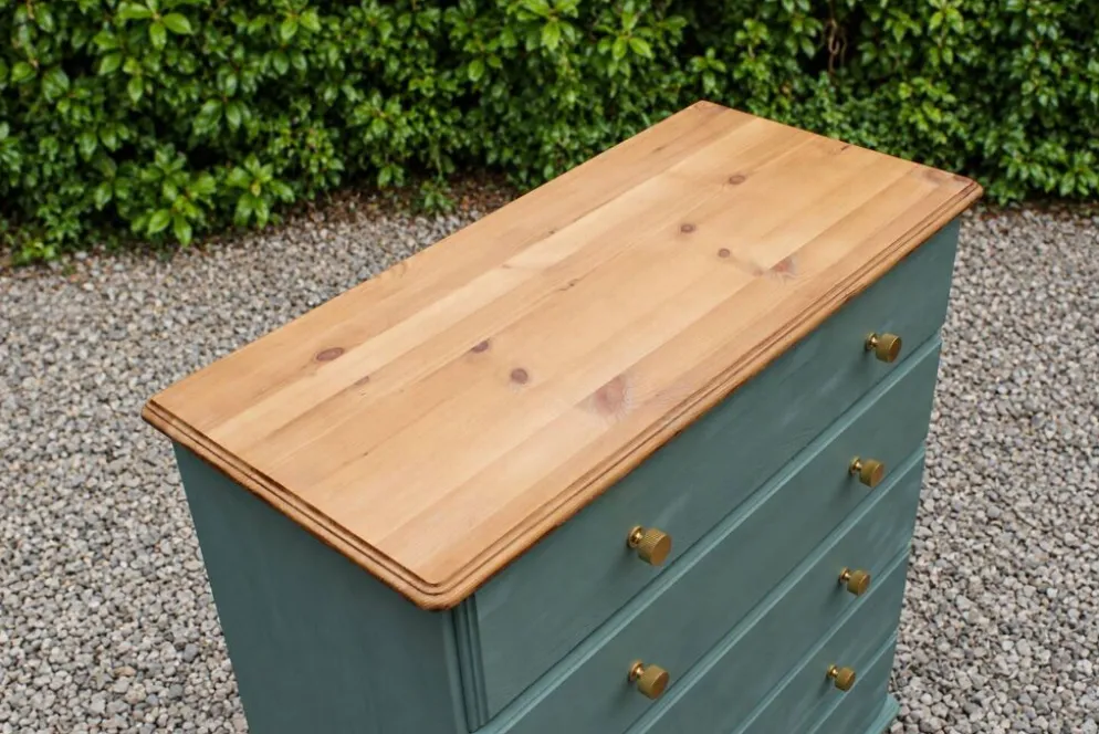 Commode haute en pin rénovée – 5 tiroirs – vert sauge, bois naturel