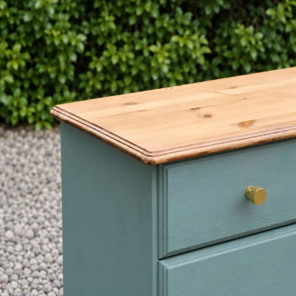 Commode haute en pin rénovée – 5 tiroirs – vert sauge, bois naturel