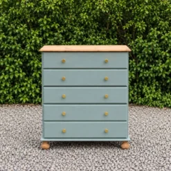 Commode haute en pin rénovée – 5 tiroirs – vert sauge, bois naturel