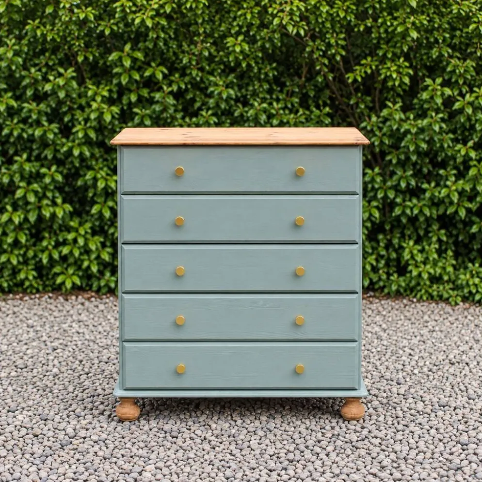 Commode haute en pin rénovée – 5 tiroirs – vert sauge, bois naturel
