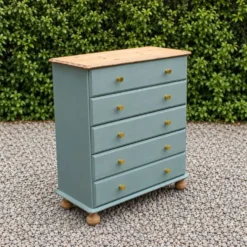 Commode haute en pin rénovée – 5 tiroirs – vert sauge, bois naturel
