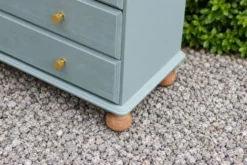 Commode haute en pin rénovée – 5 tiroirs – vert sauge, bois naturel