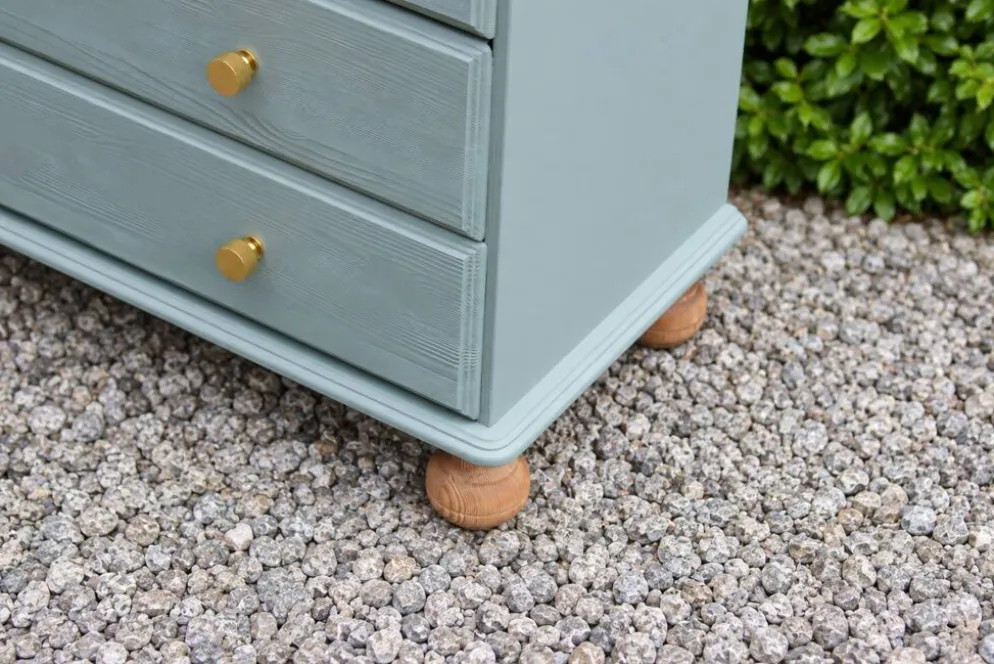 Commode haute en pin rénovée – 5 tiroirs – vert sauge, bois naturel