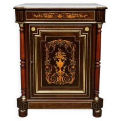 Commode élégante de style Napoléon III. Marqueterie en bois précieux. Bronze doré, dessus en marbre.