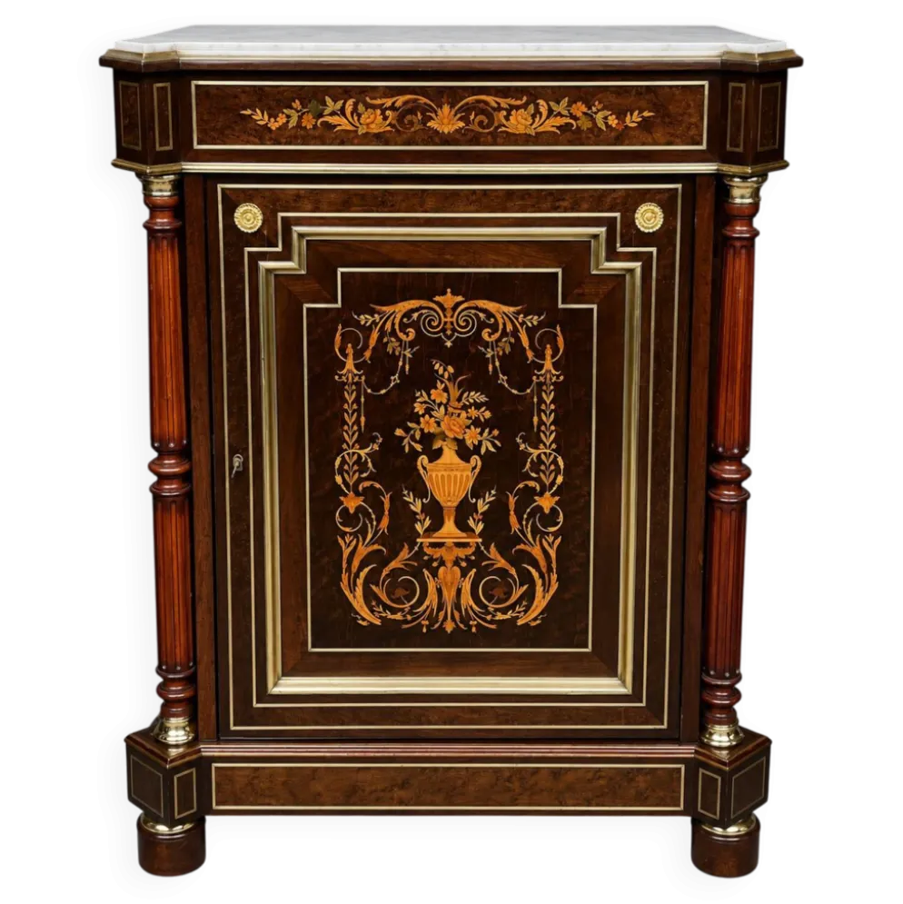 Commode élégante de style Napoléon III. Marqueterie en bois précieux. Bronze doré, dessus en marbre.