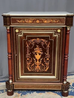 Commode élégante de style Napoléon III. Marqueterie en bois précieux. Bronze doré, dessus en marbre.