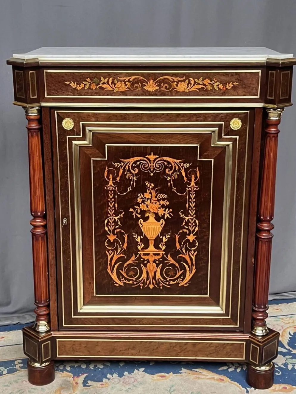 Commode élégante de style Napoléon III. Marqueterie en bois précieux. Bronze doré, dessus en marbre.