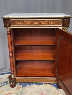 Commode élégante de style Napoléon III. Marqueterie en bois précieux. Bronze doré, dessus en marbre.