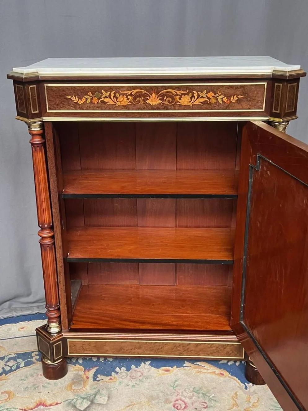 Commode élégante de style Napoléon III. Marqueterie en bois précieux. Bronze doré, dessus en marbre.