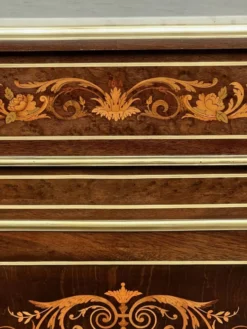 Commode élégante de style Napoléon III. Marqueterie en bois précieux. Bronze doré, dessus en marbre.