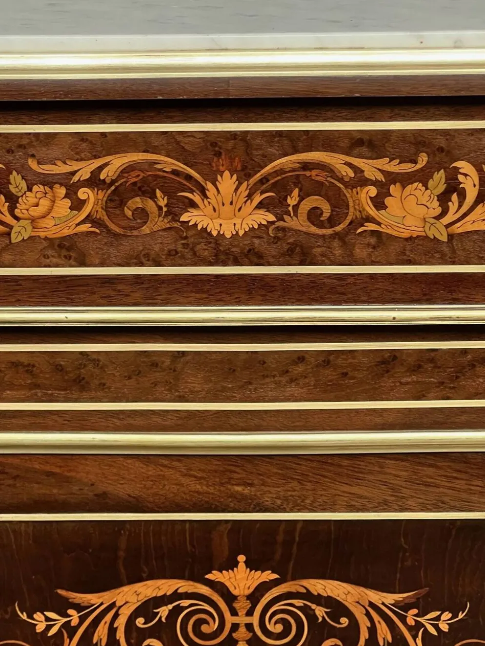 Commode élégante de style Napoléon III. Marqueterie en bois précieux. Bronze doré, dessus en marbre.