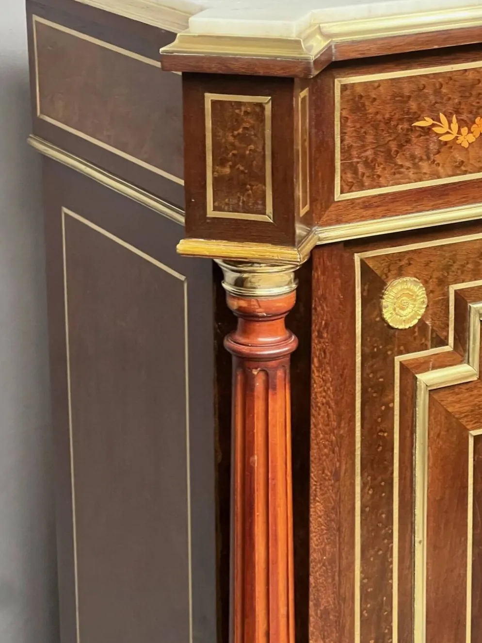 Commode élégante de style Napoléon III. Marqueterie en bois précieux. Bronze doré, dessus en marbre.
