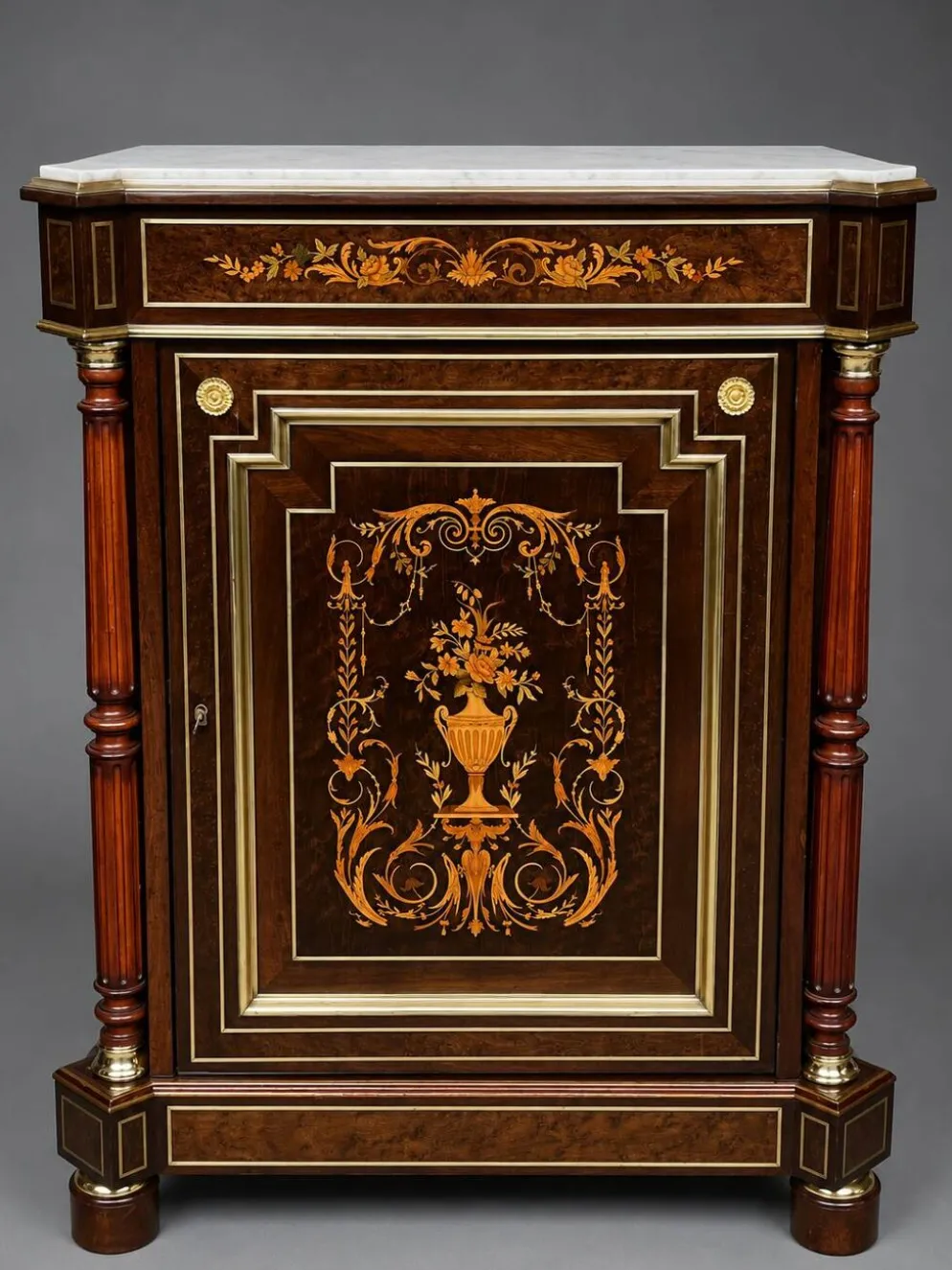 Commode élégante de style Napoléon III. Marqueterie en bois précieux. Bronze doré, dessus en marbre.