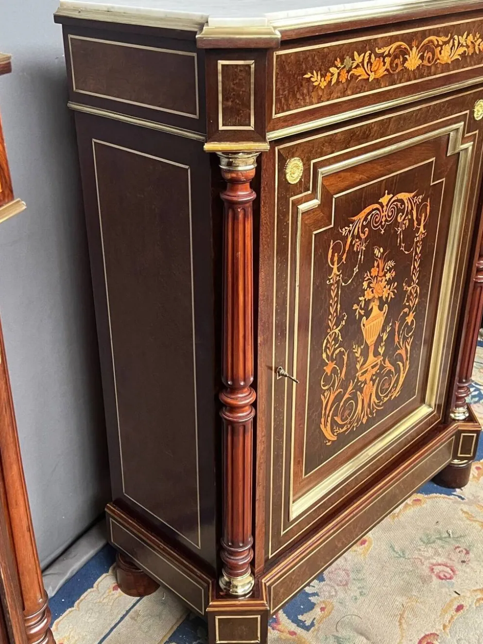 Commode élégante de style Napoléon III. Marqueterie en bois précieux. Bronze doré, dessus en marbre.